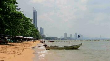 Pattaya chon buri Tailandia 2018 tropical playa olas agua arena personas barco palma arboles y rascacielos en jomtien playa Pattaya explosión lamung chon buri Tailandia en El sudeste de Asia Asia. video