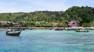 koh phi phi krabi Thaïlande 2018 longue queue bateau bateaux à le magnifique célèbre plage jetée koh phi phi Don Thaïlande. video