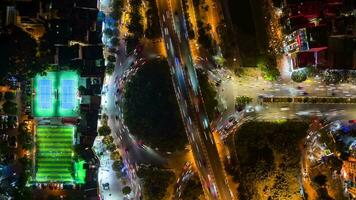 aéreo lapso de tiempo de noche tráfico a intersección en Hanoi, Vietnam video