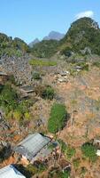 aereo Visualizza di montagna etnico villaggio su il ah giang ciclo continuo nel nord Vietnam video