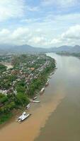 Mekong fiume paesaggio nel luang prabang, lao. video