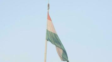 Indien-Flagge, die hoch am Connaught-Platz mit Stolz auf den blauen Himmel fliegt, Indien-Flagge flattert, indische Flagge am Unabhängigkeitstag und Tag der Republik Indien, Schuss nach oben geneigt, indische Flagge schwenkend, Har Ghar Tiranga video