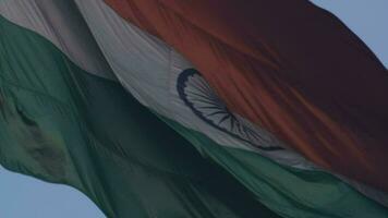 indiase vlag hoog op connaught plaats met trots in blauwe lucht, indiase vlag wapperen, indiase vlag op onafhankelijkheidsdag en republiek dag van india, tilt-up shot, wuivende indische vlag, har ghar tiranga video