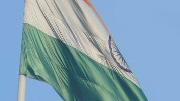 Indien-Flagge, die hoch am Connaught-Platz mit Stolz auf den blauen Himmel fliegt, Indien-Flagge flattert, indische Flagge am Unabhängigkeitstag und Tag der Republik Indien, Schuss nach oben geneigt, indische Flagge schwenkend, Har Ghar Tiranga video