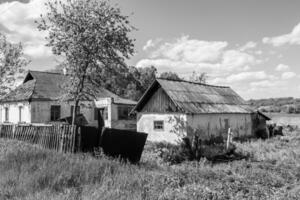 hermosa y antigua casa de campo abandonada en el campo sobre fondo natural foto