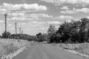 hermosa vacío asfalto la carretera en campo en ligero antecedentes foto