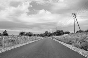 hermosa vacío asfalto la carretera en campo en ligero antecedentes foto