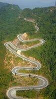 panoramico avvolgimento montagna strada su il ah giang ciclo continuo, nord Vietnam aereo video