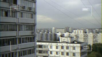 vídeo grabación de alto residencial edificios en dormido zona en contra el gris nublado cielo. imágenes. vídeo disparo foto