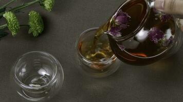 chino té ceremonia es realizado por té maestro. chino té ceremonia. hembra manos torrencial té dentro tazas foto