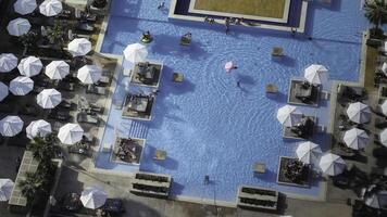 ver desde el hotel en dubai a el piscina y el playa con el océano, el increíble sentimiento. el concepto de viajar. lujo hoteles el mejor en el mundo en dubai foto