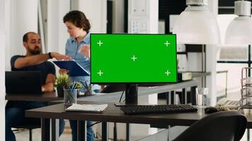 computadora con blanco pantalla verde corriendo en pequeño negocio agencia. chromakey con aislado monitor y Bosquejo modelo en monitor, personas trabajando en abierto empresa oficina, trabajo colaborativo espacio. foto