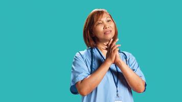 Suplicando bipoc hospital empleado suplicante administración para salario aumentar, cerca arriba. agotado enfermero con manos doblada en oración gesto mendicidad para dias apagado, aislado terminado estudio antecedentes foto