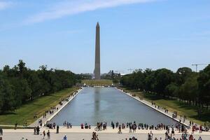 el Lincoln monumento reflejando piscina y Washington Monumento foto