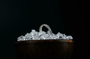 oro anillo con diamante en piezas de hielo. foto