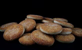 hermosa redondo galletas en un negro antecedentes. un pocos galletas. un manojo de galletas. foto