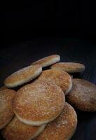 hermosa redondo galletas en un de madera tablero. un pocos galletas. un manojo de galletas. foto