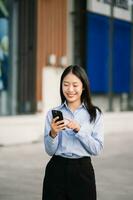 joven asiático negocio mujer líder emprendedor, profesional gerente participación digital tableta computadora uón el calle en grande ciudad foto