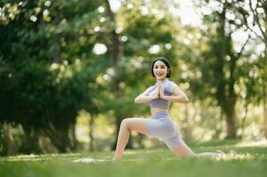 retrato de joven mujer practicando yoga en jardin.femenino felicidad. en el parque borroso antecedentes. foto