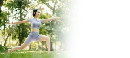 retrato de joven mujer practicando yoga en jardin.femenino felicidad. en el parque borroso antecedentes. foto