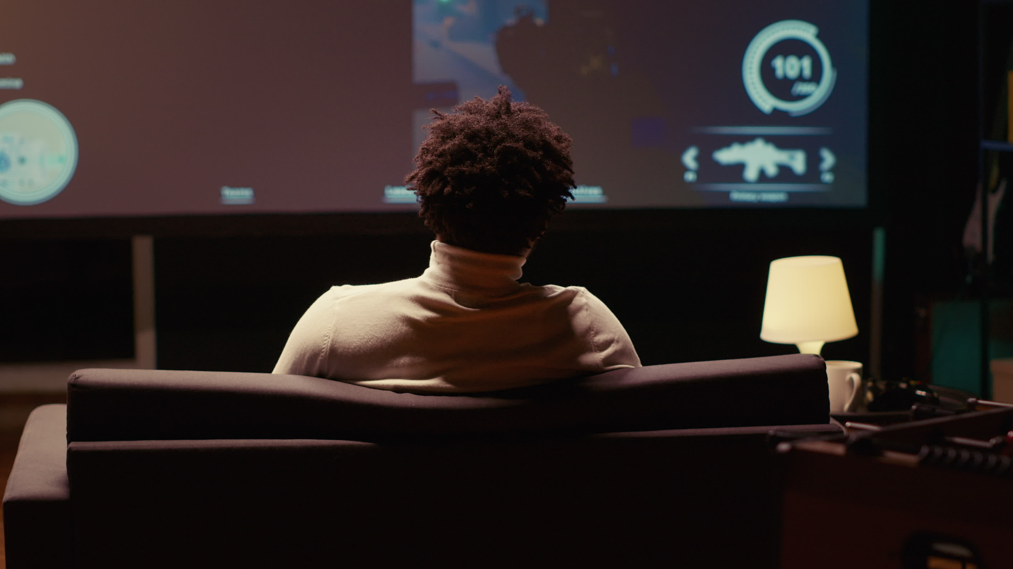 africain américain homme en jouant solo jeux vidéos sur grand écran la