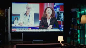 intelligent la télé dans vide vivant pièce affichage rupture nouvelles couverture avec ancre parlant à propos médical ai les usages, Zoom dans tir. gros télévision afficher montrant diffusion canal pour corde coupeurs video