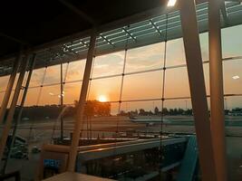 el último puesta de sol a el aeropuerto a el final de el año foto