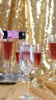 Champagne scrosciante in un' bicchiere su scintillante sfondo video