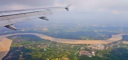 aéreo ver de el río en jambi foto