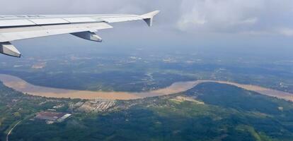 aéreo ver de el río en jambi foto