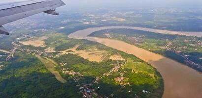 aéreo ver de el río en jambi foto