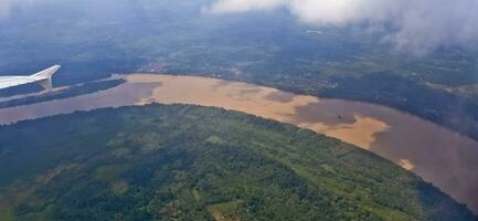 aéreo ver de el río en jambi foto