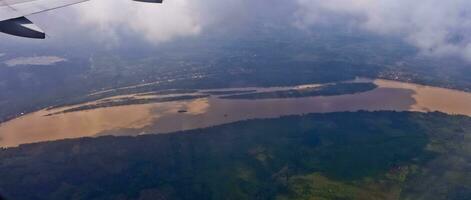 aéreo ver de el río en jambi foto