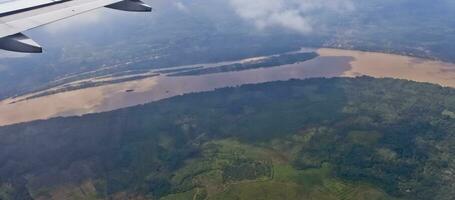 aéreo ver de el río en jambi foto