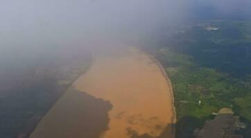 aéreo ver de el río en jambi foto