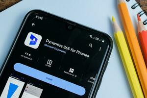 dinámica 365 para Los telefonos solicitud en teléfono inteligente pantalla. dinámica 365 es un freeware web navegador desarrollado por microsoft corporación. bekasi, Indonesia, enero 2, 2023 foto