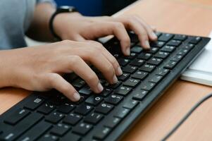 negocio hombre utilizando ordenador portátil computadora. masculino mano mecanografía en ordenador portátil teclado. selectivo atención foto