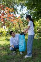 contento joven asiático estudiantes diverso voluntarios con basura pantalones limpieza zona en el parque, el concepto de ambiental conservación en mundo ambiente día, reciclaje, caridad para sostenibilidad. foto