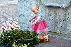 niña niño viajero golpeado terminado un cesta de flores, descubriendo el mundo foto