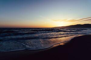 tarde noche puesta de sol en el playa foto