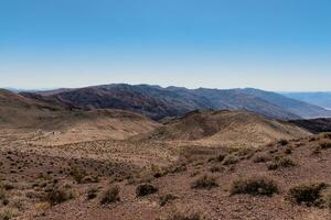 Desierto montañas de Nevada con azul cielo en el antecedentes foto