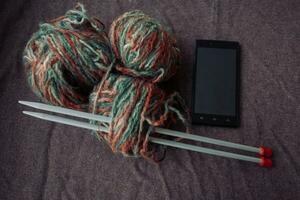 photo ball of yarn with knitting needles