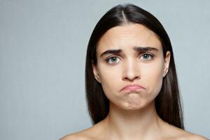 retrato de joven mujer con conmocionado facial expresión foto