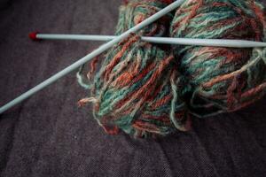 photo ball of yarn with knitting needles