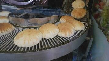 panadería producción en un pequeño montaje línea en Turquía video