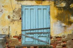 un azul tapiada puerta en un Clásico pared de un antiguo edificio. foto