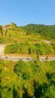 fpv av naturskön lindning berg väg på de ha giang slinga, norr vietnam video