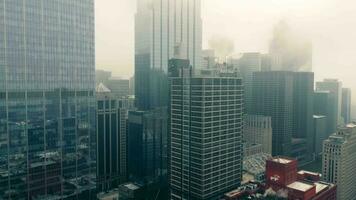 chicago, Illinois Verenigde Staten van Amerika 05.08.2022 boeing zakelijke kantoren. chicago wolkenkrabbers in de mist. hoog wolkenkrabbers en bedrijf centra in de centraal een deel van de stad zijn gedekt door mist en rook uitstoot video