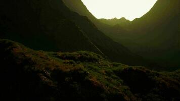 le Soleil est réglage plus de une Montagne intervalle video