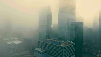 aéreo Visão Chicago em uma nebuloso dia. nublado manhã dentro centro da cidade Chicago illinois. alta arranha-céus e o negócio centros do a central parte do a cidade estão coberto com névoa. video